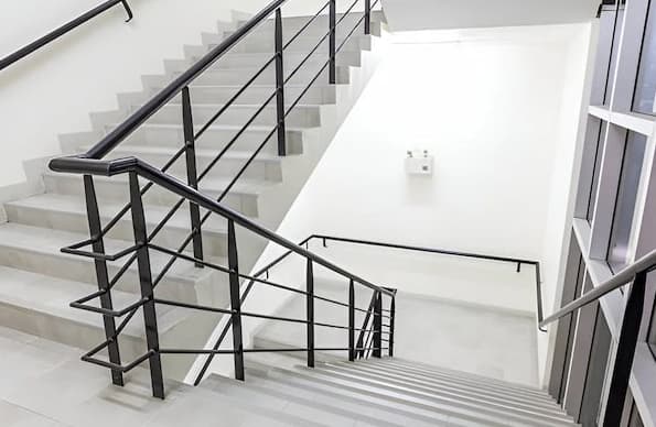 Instalação de corrimão industrial: passo a passo para garantir segurança